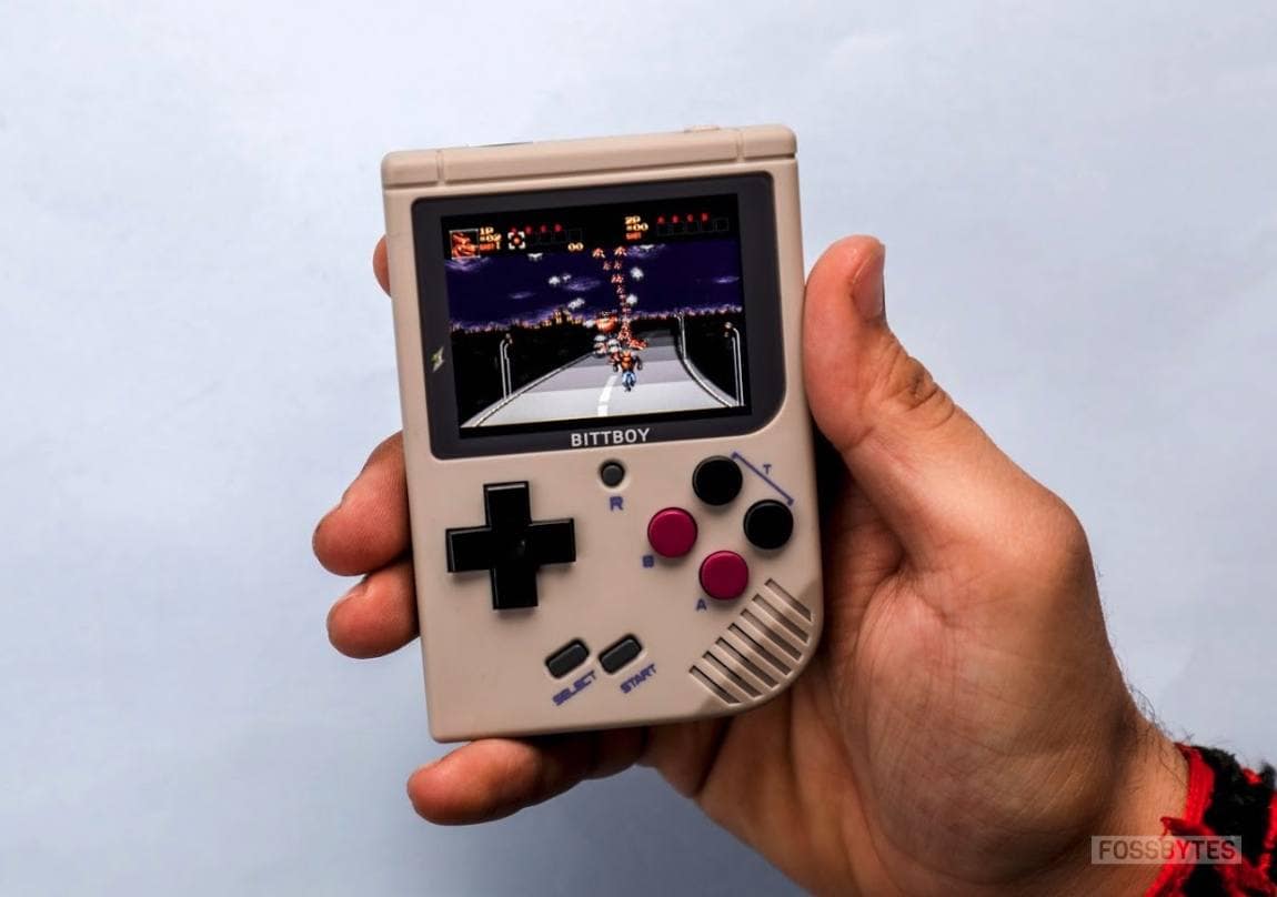bittboy dipegang di tangan